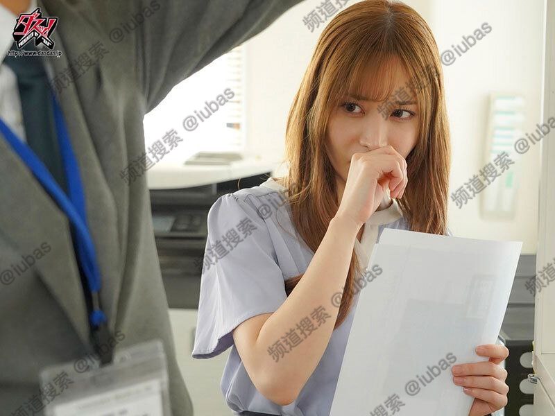 大战身材性感苗条的红色比基尼
